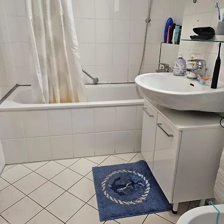 Privat Zimmer In 2 Zimmer Habitación en casa particular *